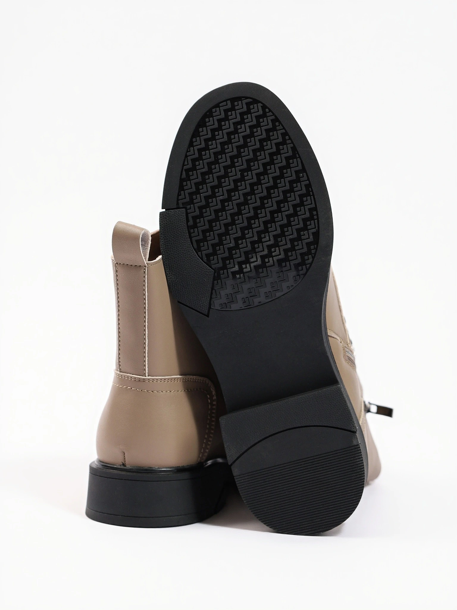 Ботинки-дерби бежевого цвета из натуральной кожи